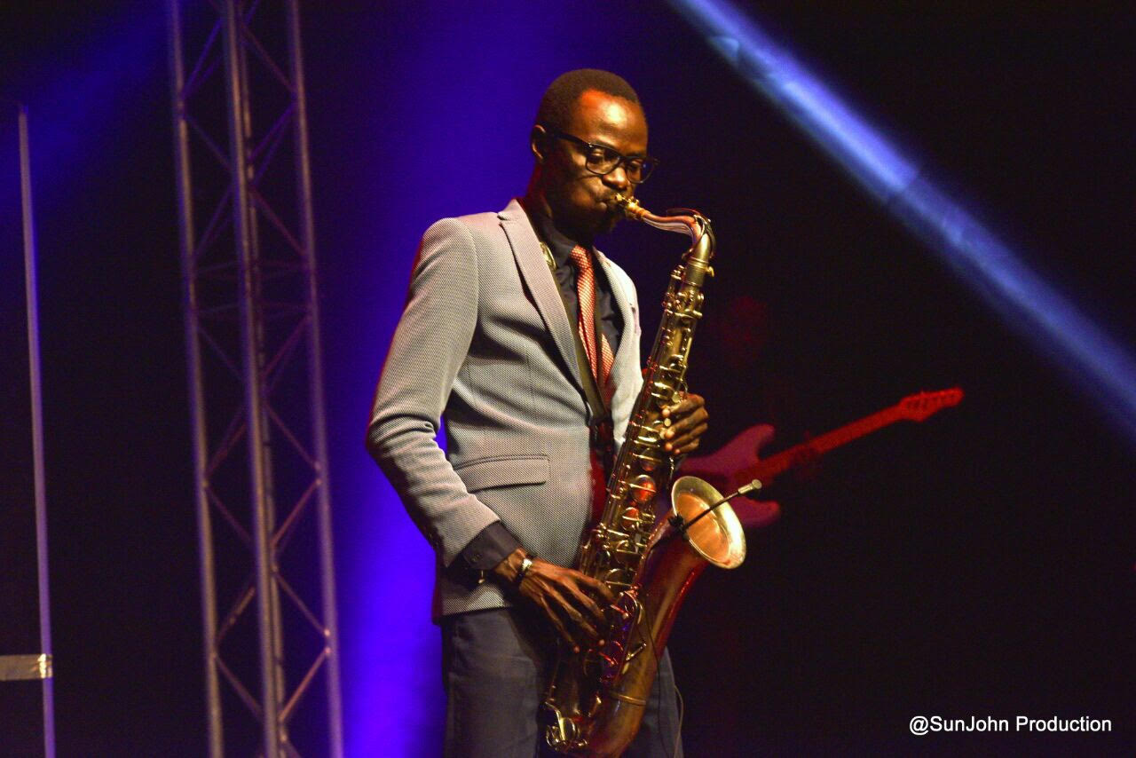 Ayo Solanke live